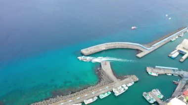 Beton şehrindeki liman ve denizin havadan görünüşü