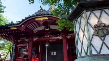 Arka planda en ünlü simge olan şehrin tapınağı.