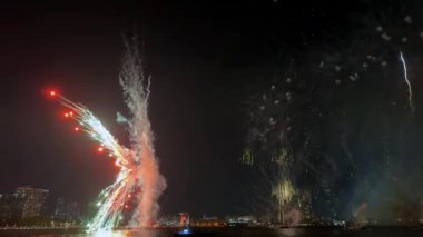Gece gökyüzünde havai fişekler