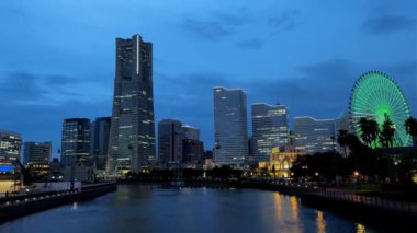 Hong Kong şehrinin gece manzarası.