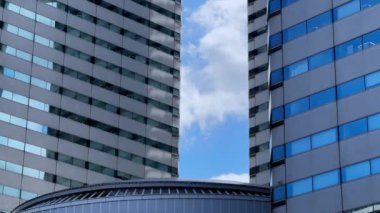 mavi gökyüzü arka plan ile modern ofis binası