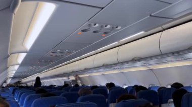 Uçağın içi, pencerenin manzarası.