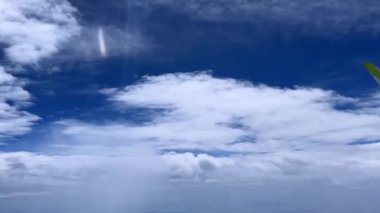 bulutlar ve gökyüzü arka plan olarak