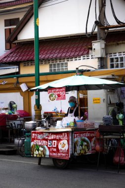 Bangkok, Tayland - 15 Aralık, 219: Sokaklarda yerel gıda satışı.