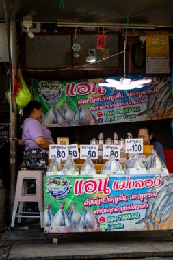 Bangkok, Tayland - 15 Aralık 21: Kimliği belirsiz bir kadın Bangkok, Tayland 'da taze balık satıyor.