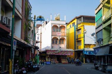 Bangkok, Tayland - 22 Aralık 17: İnsanlar Bangkok 'ta Chinatown caddesinde yürüyorlar..