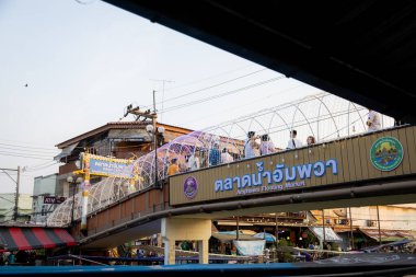 Bangkok, Tayland, Aralık 22, 16: Turistler şehirde yürüyor