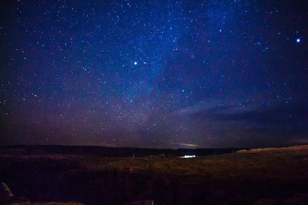 Samanyolu ile gece gökyüzü yıldızları, uzun pozlama