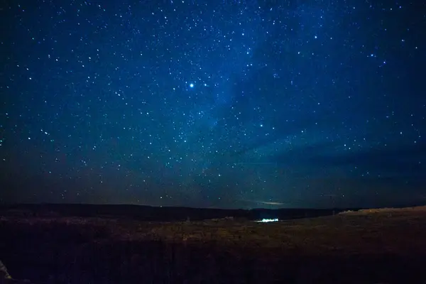 Gece gökyüzünde Samanyolu.