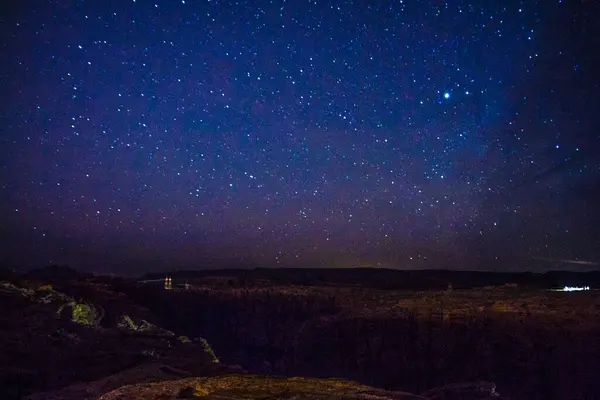 Yıldızlı ve samanyolu gece gökyüzü