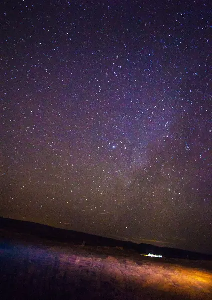 Gece gökyüzünde Samanyolu Galaksisi