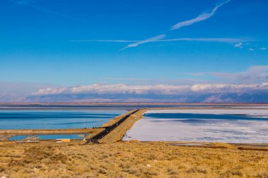 Kışın mavi gökyüzü ile tuzlu göl