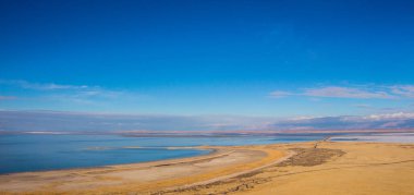 Dağlardaki gölün güzel manzarası