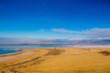 Arka planda deniz manzarası ve plaj.