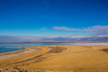 Göl ve dağlarla dolu güzel bir manzara.