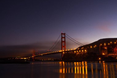 Gece vakti Golden Gate Köprüsü, San Francisco, California, ABD
