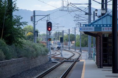 Mavi gökyüzü ve dağı olan tren istasyonu.