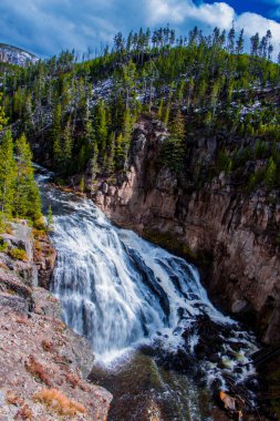 Kuzey nehrinin kayalık kanyonunda şelale, Alberta, Kanada