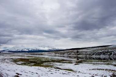 Karla kaplı güzel bir manzara - dağların tepeleri