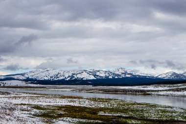 Dağlar ve karla kaplı güzel bir manzara.