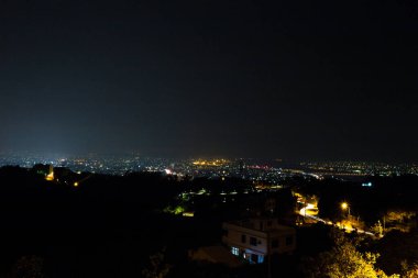 Gece şehir ışıkları, aşağıdan manzara.