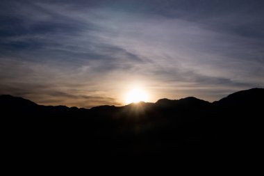 Dağın üstünde güzel bir gün batımı