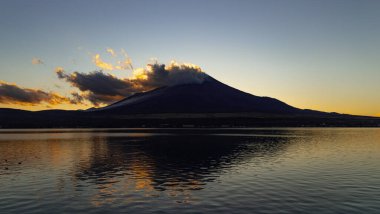 Gün batımında Fuji Dağı, Yamanashi, Japonya