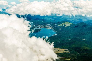 Arka plandaki dağların havadan görünüşü, bulutlar ve güzel gökyüzü.