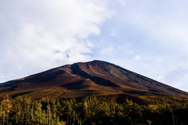 Yeni Zelanda 'nın kuzeyindeki dağların güzel manzarası