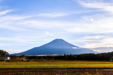 Fuji ve sonbaharda dağ manzarası