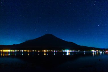 Dağların gece manzarası