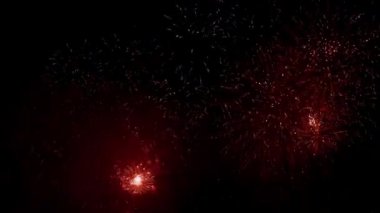 Gece gökyüzünde havai fişeklerle.