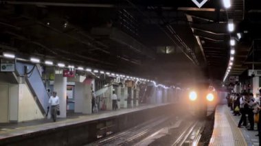 Şehirdeki metro treni.