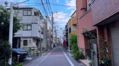 Bisikletli bir şehir caddesi manzarası