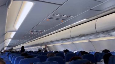 Gökyüzünde bir uçak