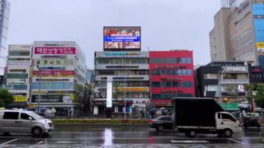 Tokyo, Japonya - 16 Haziran, 2019: Tokyo City Caddesi, Tokyo 'daki insanlarla. Tokyo en popüler turistik merkezdir.