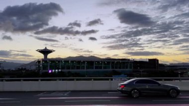 Şehrin üzerinde gün batımı