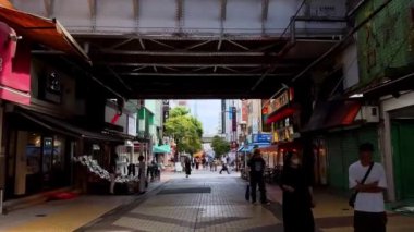 Tokyo, Japonya - Kasım 15, 22 18: Tokyo Japonya sokaklarında yürüyen insanlar.