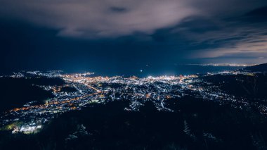 Tiflis şehrinin tepesinden gece görüşü. yüksek kaliteli fotoğraf