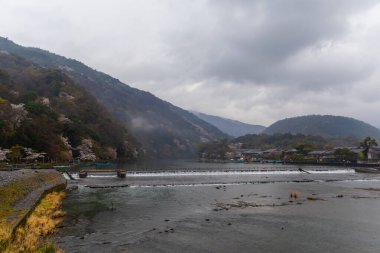 Bir dağ nehir manzarası