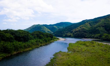 Dağ nehri ve dağlardaki nehir manzarası