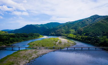 Dağlardaki nehrin güzel manzarası