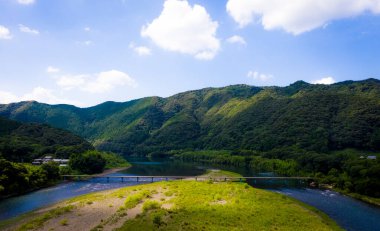 Dağlardaki nehrin havadan görünüşü
