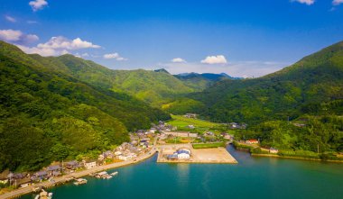 Dağlardaki gölün manzarası.