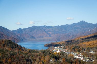 Göldeki güzel sonbahar manzarası Slovenia 'da kanadı..