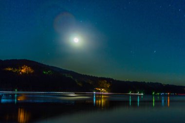 Yıldızlı ve aylı güzel gece gökyüzü