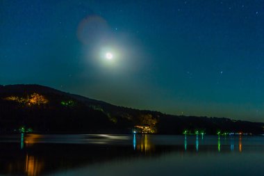 Dağlarda gece manzarası