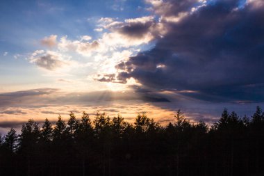 Parlak gün batımının bulutlu güzel manzarası