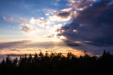 Dağın üstünde güzel bir gün batımı