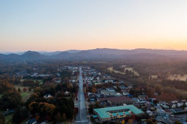 Kırsaldaki renkli sonbahar yapraklarının ve ağaçların havadan görünüşü